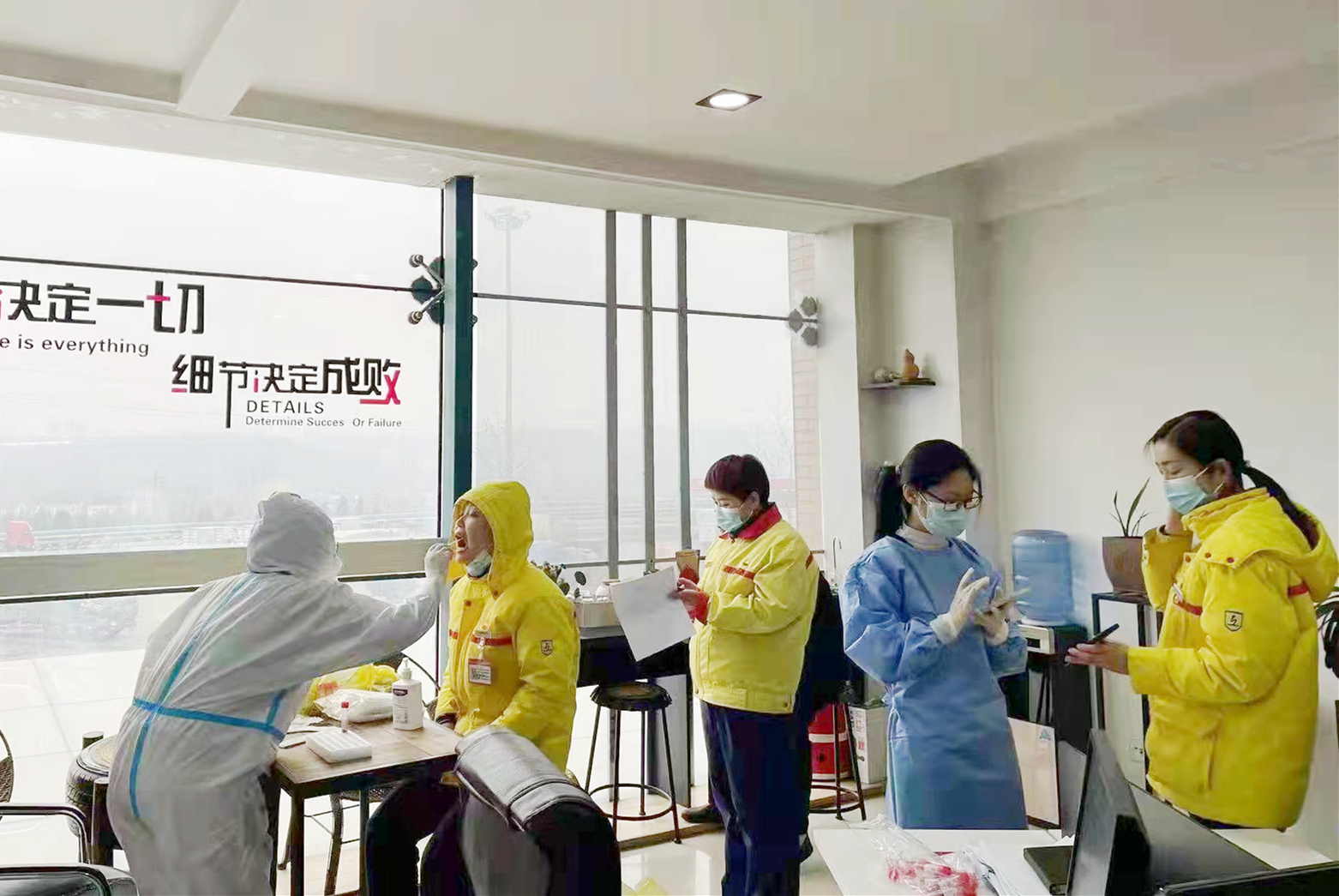 英豪北加油站，員工進行核酸檢測。_副.jpg