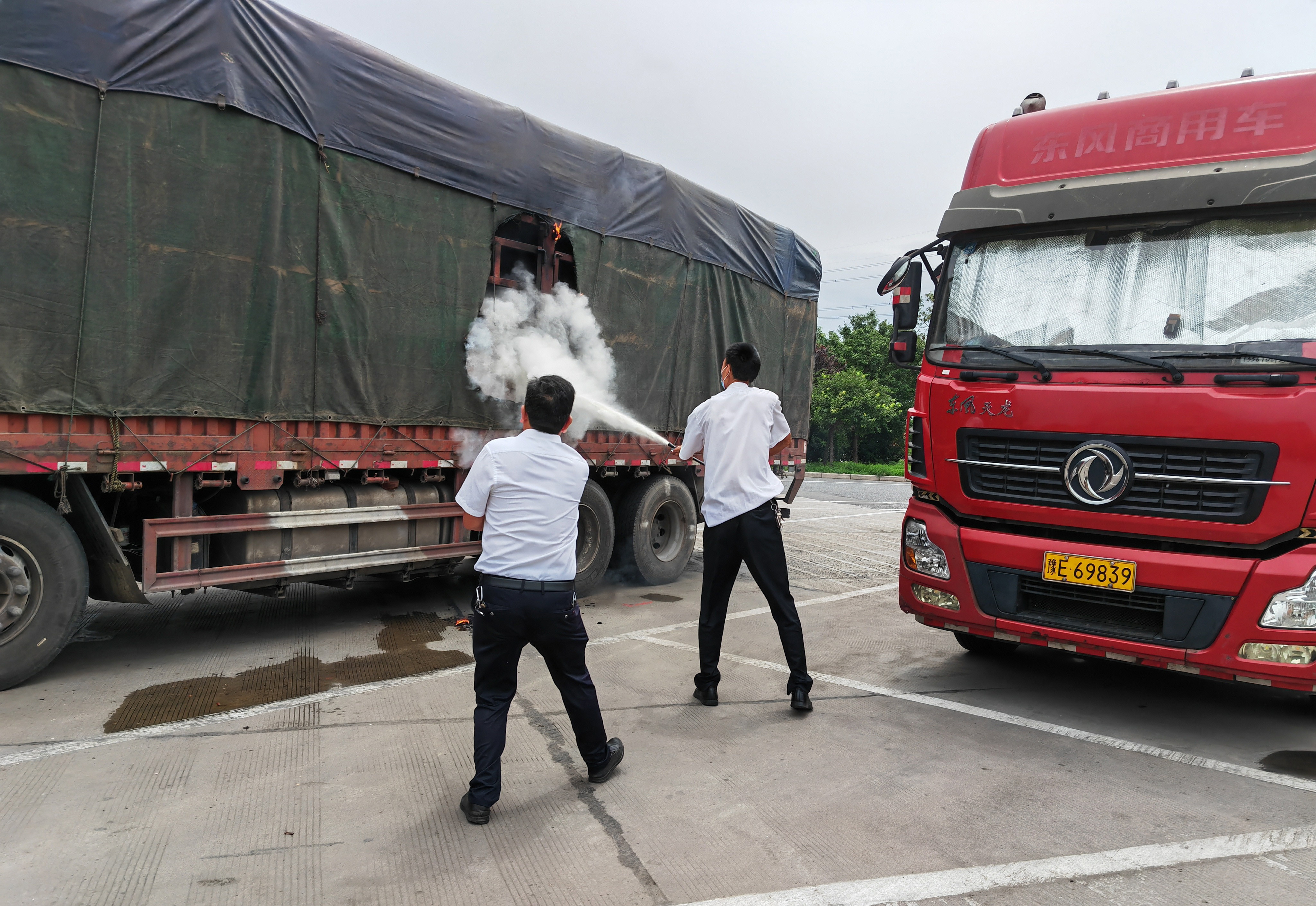 7月19日貨車自燃起火，安陽服務區緊急救援 李潤林 攝 (4).jpg