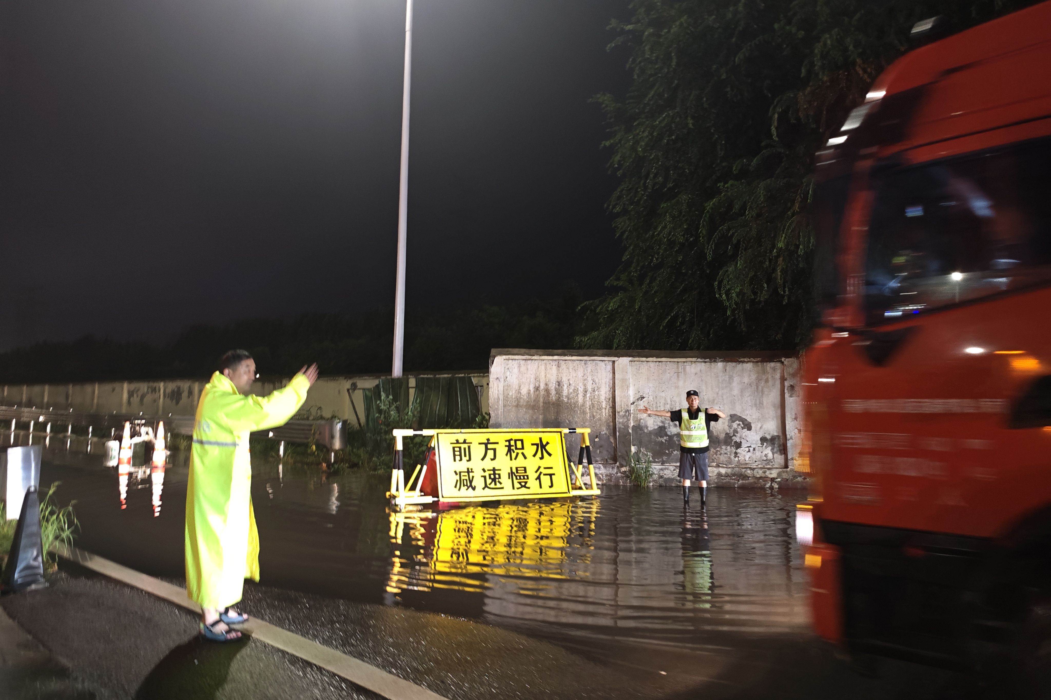 7月15日晚，2050分，鄭州東服務區監管辦主任帶領值班人員冒雨排查積水點抽水作業，并指揮車輛順利通行。（攝像：王雅13949144133）.jpg